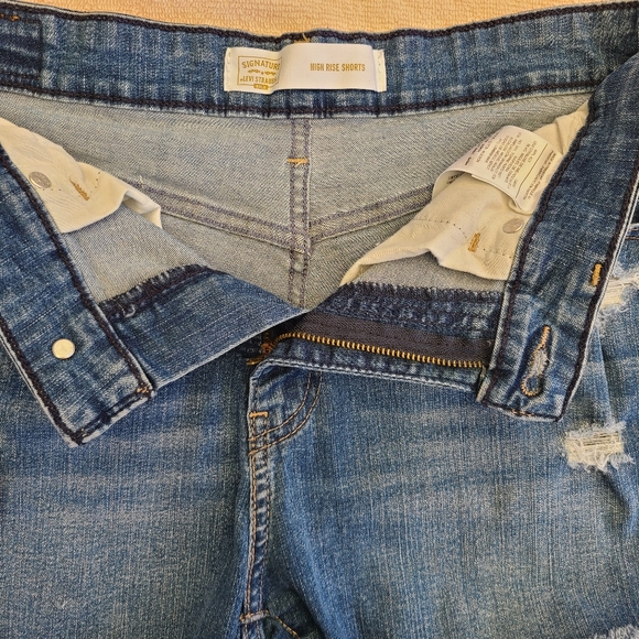 Signature by Levi Strauss High Rise Distressed Raw Hem Shorts Size 10 - Picture 8 of 11
